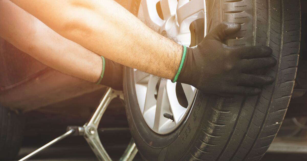 Emergency roadside tyre change with a jack